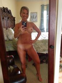 Amateur mom nude self shot