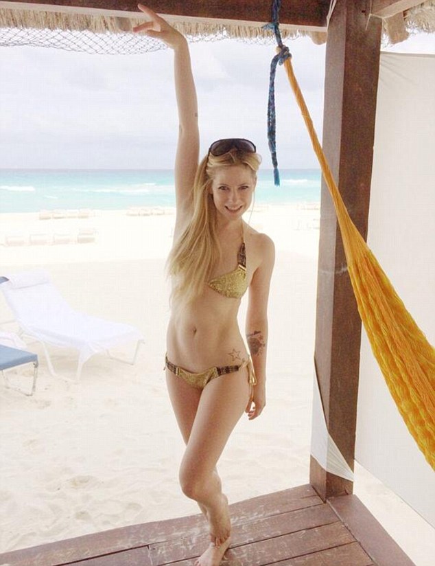 Avril lavigne bikini