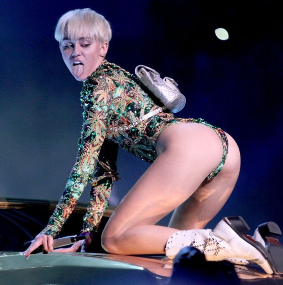 Miley cyrus masturbating on stage