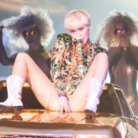 Miley cyrus masturbating on stage